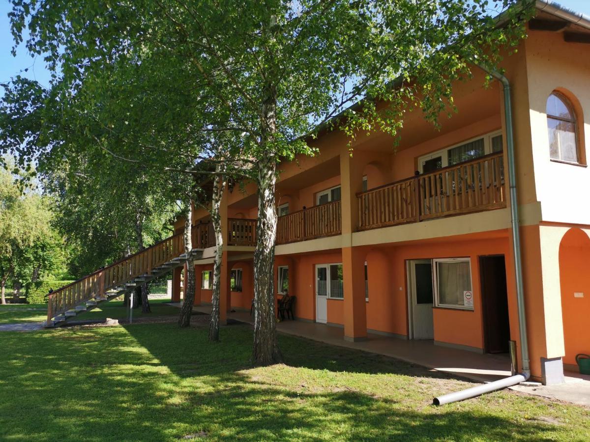 Laguna Panzio Gardony Exterior photo